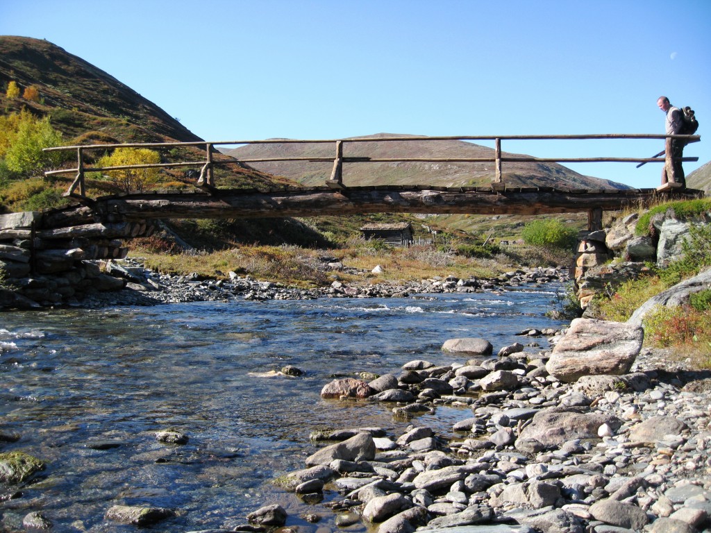 Bro over elv ved campingen