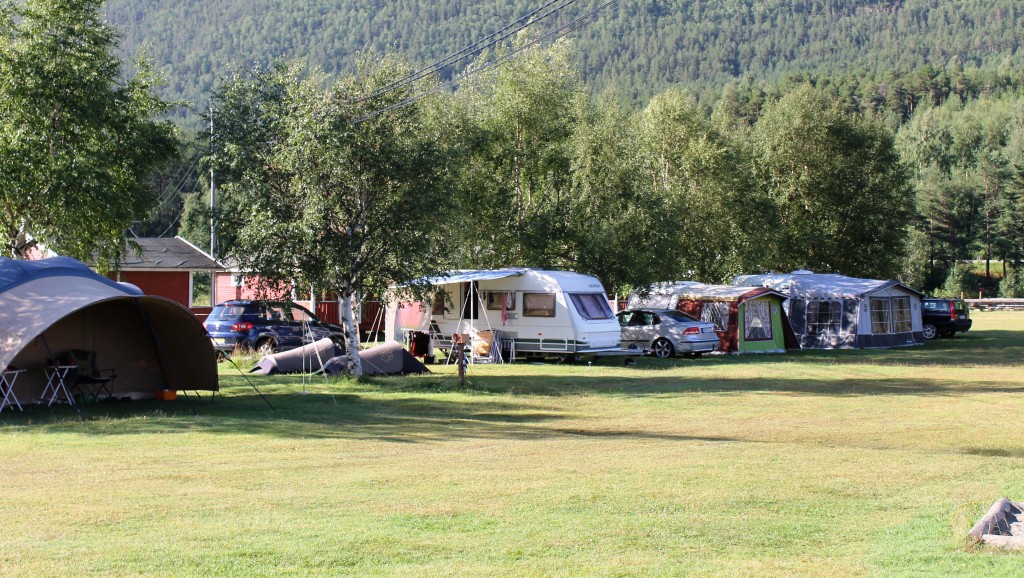 Bobiler og campingvogner på plassen