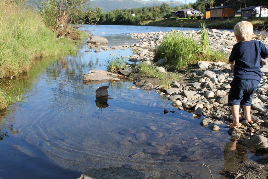 Barn ved elvebredden