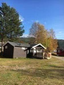 Sommerhytta - Hytte nr. 1 med veranda og fjell i bakgrunnen