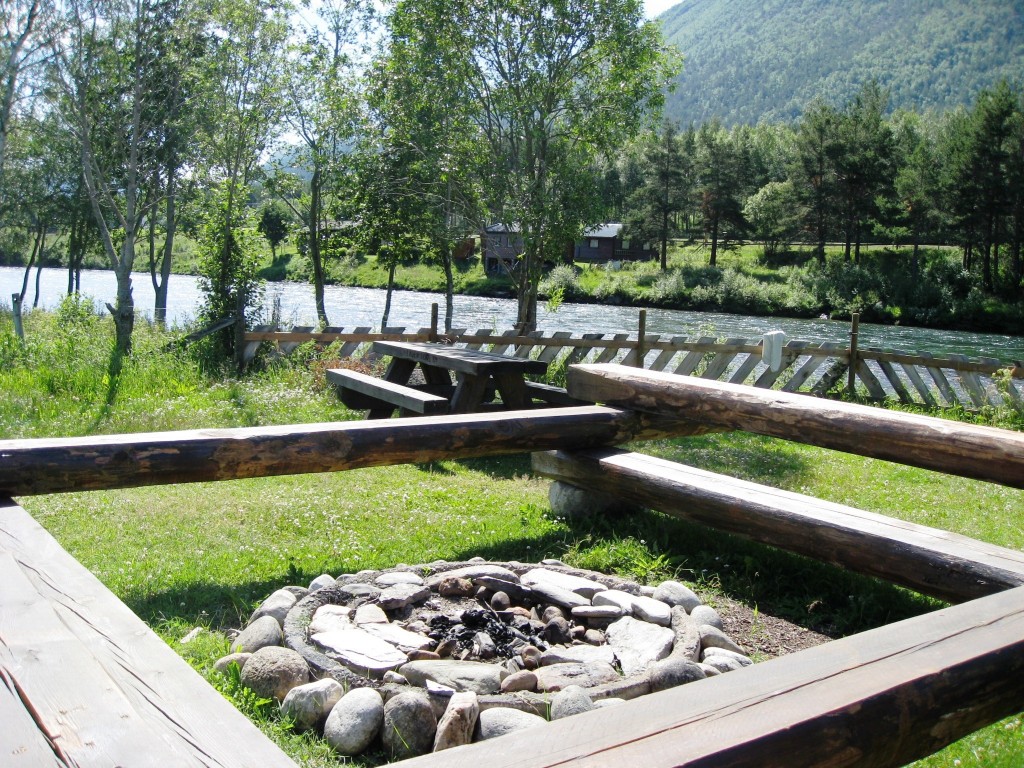 Bål- og grillplassen ved elva